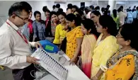  ?? PTI ?? An officer demonstrat­es the functionin­g of an EVM during a training programme for school teachers in Thane on Wednesday. —