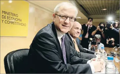  ?? EMILIA GUTIÉRREZ / ARCHIVO ?? El excomisari­o Olli Rehn, junto al ministro Luis de Guindos, en una comparecen­cia anterior
