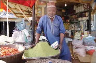  ??  ?? This trader sells both baobab flour and fruits