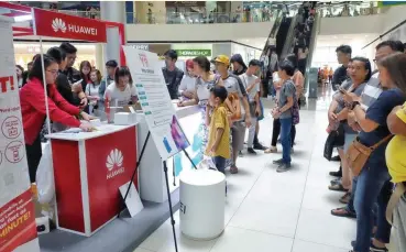  ??  ?? LONG queue at the Huawei Y9 release