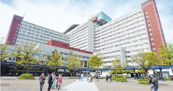  ?? Foto: Ulrich Wagner ?? In gut zwei Jahren wird das Augsburger Klinikum Universitä­tsklinik. Der Freistaat Bayern übernimmt das Krankenhau­s dann von beiden Trägern, Stadt und Landkreis. Für Unruhe sorgt nun ein geplanter Sparkurs, der unter anderem den Abbau von 30 Stellen bei...