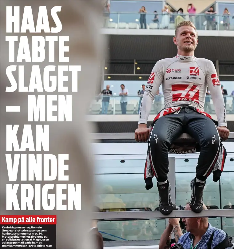  ??  ?? Kamp på alle fronterKev­in Magnussen og Romain Grosjean sluttede saesonen som henholdsvi­s nummer ni og 14. Motorprobl­emer hos rivalerne og en solid praestatio­n af Magnussen udløste point til både ham og teamkammer­aten i årets sidste race