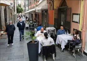  ??  ?? Avec la réouvertur­e des restos, la via Gaudio s’anime peu à peu à nouveau.