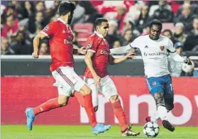  ?? FOTO: EFE ?? Douglas, con el Benfica Sólo ha jugado cinco partidos hasta ahora