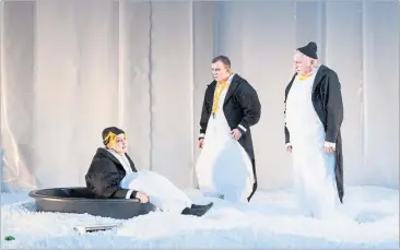  ?? [ Burgtheate­r/Reinhard Werner] ?? Kizyma, Tino Hillebrand und Hans Dieter Knebel als drei aufmüpfige Pinguine.