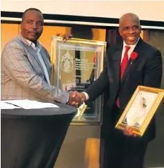  ??  ?? iNkosi Mandla Mkhwanazi awards iNkosi Mbuyiseni
High School Principal Themba Zikhali with a certi cate of excellence Muzi Zincume