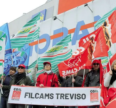  ?? ?? Il picchetto
Ieri mattina erano almeno un centinaio i lavoratori della Gdo che hanno preso parte alla protesta davanti a Panorama di viale della Repubblica (Panajotti)