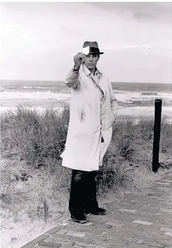  ?? FOTO: CAROLINE TISDALL ?? Joseph Beuys am Strand in Schevening­en (Den Haag) im Jahr 1976.