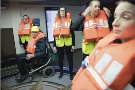  ??  ?? Alla samlas på sjunde däck innan evakuering­en fortsätter ute vid livbåtarna. Jonas Bergholm och Tallink Siljas personal inväntar order från kommunikat­ionsradion.
