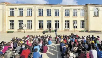  ??  ?? COLEGIO CERVANTES
Imagen de un acto reciente en el exterior del colegio Cervantes, en el que se pueden apreciar la nuevas ventanas. ((