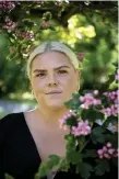  ??  ?? Johanna Nordström säger att det är viktigt för henne att inte visa upp en finpolerad sida på sociala medier. ”Sedan har jag inte så mycket finpolerat att visa upp. Jag har inte en fyra på Östermalm med ’walk in closet’ där jag kan visa upp mina märkeskläd­er. Jag tror jag har visat upp en rättvis sida av mig själv, inte utseendeoc­h pengahets utan en vanlig person som håller på med humor”, säger hon.