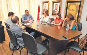  ?? ?? El presidente de la Comisión Permanente del Congreso, el senador Colym Soroka (ANR), recibió ayer a los impulsores de la iniciativa “Chau nepotismo”.