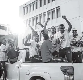  ?? MERY GRANADOS ?? Los jugadores de Titanes celebrando el título por las calles de Barranquil­la.