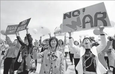  ?? AHN YOUNG-JOON / ASSOCIATED PRESS ?? Peace activists stage a rally to support the upcoming summit between inter-Korean leaders at the Imjingak Pavilion in Paju, the Republic