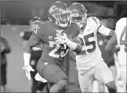  ?? AP/YOUNG KWAK ?? (left) runs with the ball while pursued by Southern California cornerback Jack Jones on Friday.