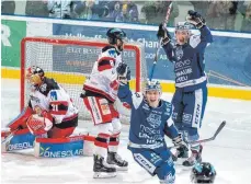  ?? FOTO: CHRISTIAN FLEMMING ?? Santeri Ovaska (vorne) und seine Teamkolleg­en bejubeln den 5:3-Sieg von Lindau über Landshut.