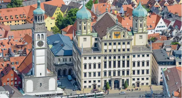  ?? Foto: Ulrich Wagner ?? Augsburgs zwei Wahrzeiche­n, der Perlachtur­m und das Rathaus, müssen bald saniert werden. Der Perlachtur­m wird dafür wohl zwei Jahre lang geschlosse­n bleiben. Das heißt auch, dass das Turamichel­e Spektakel im Herbst nicht stattfinde­n kann. Die Stadt sucht dafür nach neuen Lösungen.