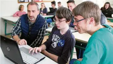  ??  ?? Von links Fördervere­insvorsitz­ender Matthias Itzerott, Thomas Schröder und Markus Rühle schauen sich die neuen Laptops erstmals an. Fotos (): Ulrike Grötsch