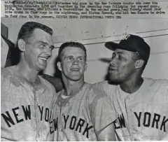  ?? UNITED PRESS INTERNATIO­NAL ?? New York
Yankees teammates Don Larsen
(left), Milwaukee native Tony Kubek and
catcherout­fielder
Elston Howard celebrate a win over the Washington Senators in
May 1959.