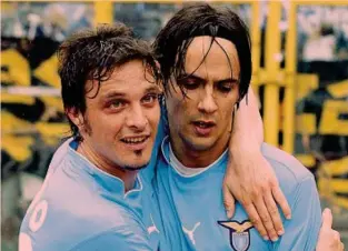  ?? LAPRESSE ?? Laziali Oddo e Inzaghi in maglia Lazio: insieme in biancocele­ste hanno vinto la Coppa Italia nel 2004