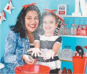  ??  ?? Com direito a uma guerra de farinha, mãe e filha fazem fotos em cozinha