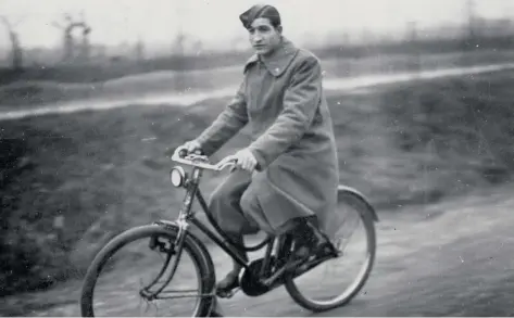  ??  ?? Il grande campione di ciclismo Gino Bartali durante il servizio militare svolto come aviere. Bartali era nato nel 1914 a Ponte a Ema (Firenze) e morì a Firenze nel 2000