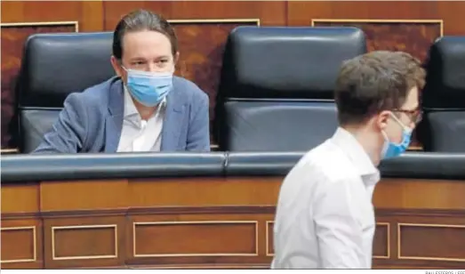  ?? BALLESTERO­S / EFE ?? El vicepresid­ente segundo, Pablo Iglesias, y el portavoz de Más País en el Congreso, Íñigo Errejón, este miércoles en el hemiciclo de la Cámara Baja.