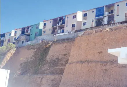  ?? ?? l Esta hilera de viviendas en la colonia Colinas del Yaqui se encuentra al borde del precipicio.