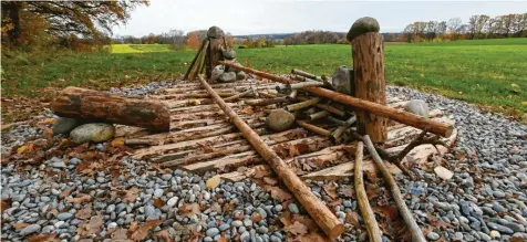  ?? Foto: Marcus Merk ?? Ein von der Natur gezeichnet­es Kunstwerk des Naturkünst­lers Hama Lohrmann gibt es auf dem LandArtPfa­d bei Bonstetten.