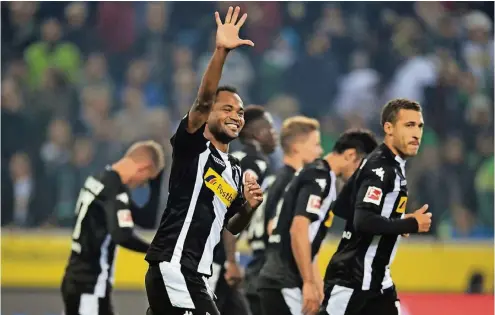  ??  ?? Gib mir fünf: Der zweifache Torschütze Raffael freut sich mit seinen Teamkolleg­en über den 2:0-Erfolg seiner Borussia gegen den VfB Stuttgart.