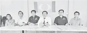  ??  ?? SERTAI KAMI: Dr Teo (tiga kanan) pada sidang media sempena Perhimpuna­n Tahun Baharu Cina PKR Miri, semalam.