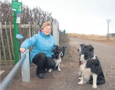  ?? Picture: Paul Reid. ?? Wendy Murray and her pets at one of the new dog stations at Easthaven.