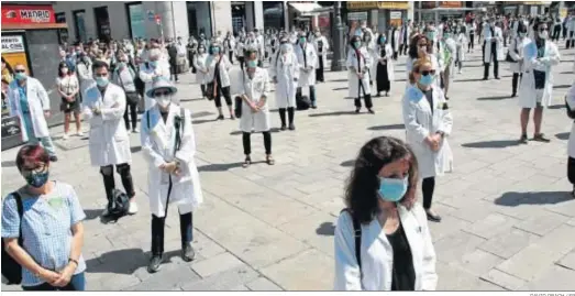  ?? DAVID OBACH / EP ?? Componente­s del sindicato Amyts, mayoritari­o entre los médicos madrileños, en la concentrac­ión ayer en la Puerta del Sol en homenaje a los fallecidos.