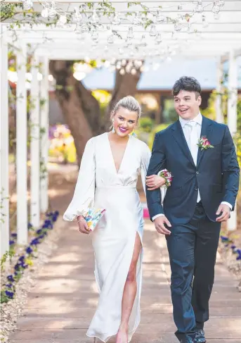  ?? Photos: Kevin Farmer ?? ARRIVING IN STYLE: Abbey Holley and Sam Newton at the Glennie School formal red carpet arrivals.