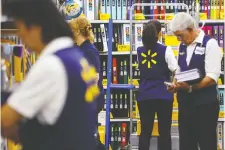  ?? PATRICK T. FALLON/
BLOOMBERG FILES ?? Walmart aims to hire 150,000 temporary staff to help handle the surge in traffic normally seen around the holidays.