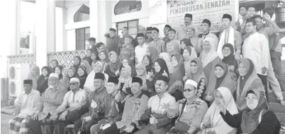  ?? SHAMRY M SANI ?? KURSUS JENAZAH: Persatuan Kebangsaan Melayu Tawau dengan kerjasama Jabatan Hal Ehwal Agama Islam Negeri Sabah (Jheains) Tawau telah mengadakan Kursus Pengurusan Jenazah di Masjid Raya Tawau, pada Sabtu.
Seramai 82 orang telah mengikuti program itu...