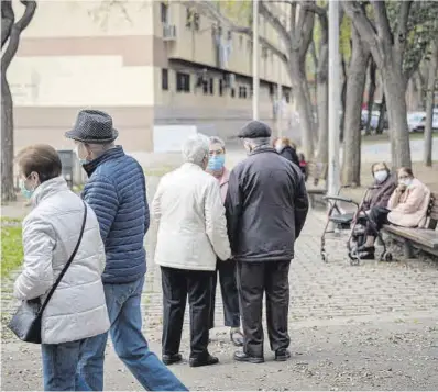  ?? Manu Mitru ?? Persones grans en un parc de Barcelona.