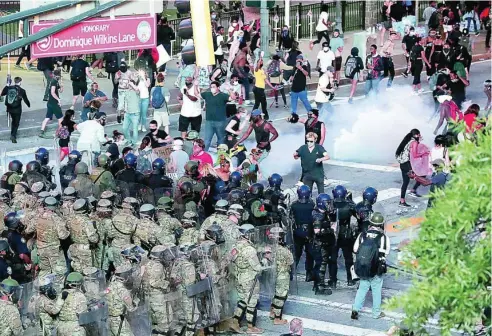  ??  ?? Atlanta, la capital del Estado de Georgia, registró ayer algunos incidentes en las protestas por la muerte de George Floyd. El gobernador decidió reforzar a la Policía con fuerzas de la Guardia Nacional