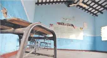  ??  ?? Paredes ajadas, sillas dañadas en las aulas de la escuela República de Cuba a 30 días del inicio de clases.