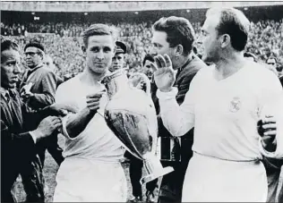  ?? STAFF / AFP ?? Di Stéfano junto a Kopa, con el trofeo de la Copa de Europa de 1957