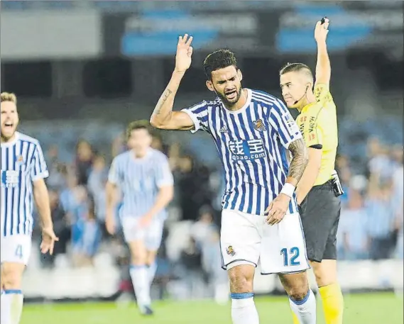  ?? FOTO: UNCITI ?? Willian José e Illarra claman contra una decisión de Iglesias Villanueva, que mira desafiante