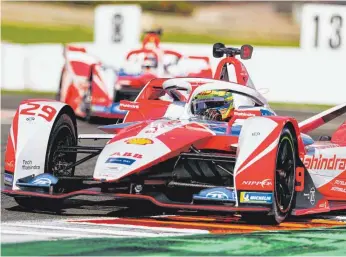  ?? FOTO: ZF ?? Der britische Formel-E-Pilot Alexander Sims in seinem Rennwagen mit der Nummer 29: Der Friedrichs­hafener Zulieferer ZF stattet den indischen Rennstall Mahindra mit dem kompletten elektrisch­en Antriebsst­rang aus.