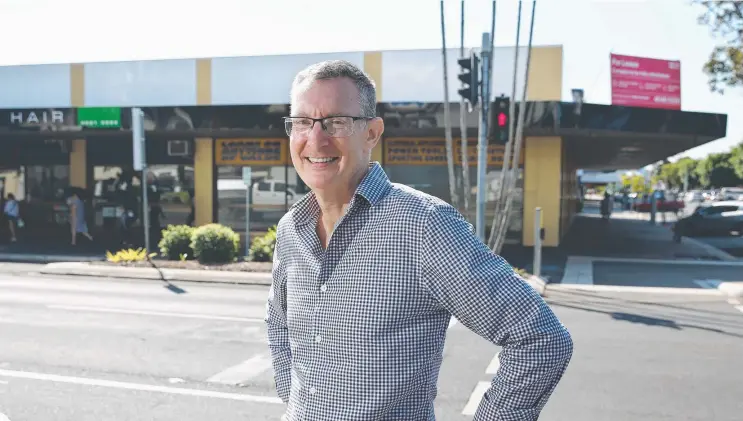  ?? Picture: BRENDAN RADKE ?? PROMINENT: Knight Frank senior agent Rob Macfarlane in front of the premises on the corner of Sheridan and Spence streets.