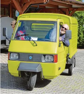  ??  ?? Rudi Niebauer (rechts) und sein Sohn Timo haben alles in die Ape gepackt. Jetzt kann die Tour losgehen.