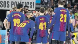  ?? FOTO: PEP MORATA ?? Xavi Pascual, rodeado de sus pupilos. El Barça juega liga hoy en Valladolid