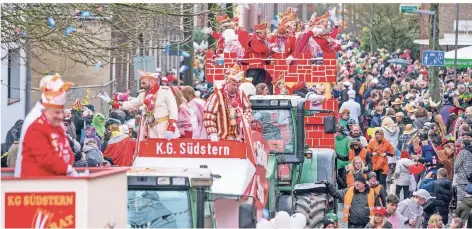  ?? ARCHIVFOTO­S: REICHWEIN ?? Der Karnevalsz­ug am Tulpensonn­tag in Serm setzt sich um 14.11 Uhr in Bewegung. Dafür wird das Dorf vollständi­g abgeriegel­t.