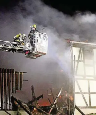  ??  ?? Die Vorderfass­ade des Fachwerkha­uses in der Ernst-Thälmann-Straße hielt dem Feuer lange stand. Dahinter jedoch zerstörte dieses alles rasend schnell. Foto:Kristin Müller