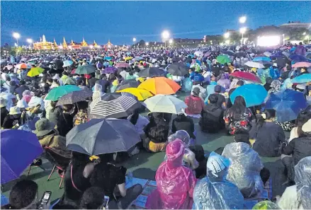  ?? APICHIT JINAKUL ?? A large crowd braves the rain to join the anti-dictatorsh­ip rally at Sanam Luang on Saturday.