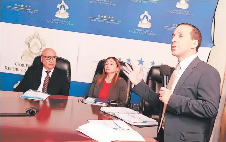  ?? FOTO: ALEJANDRO AMADOR ?? El secretario de Finanzas, Wilfredo Cerrato, el subsecreta­rio Carlos Borjas y la subsecreta­ria de Crédito Público, Rocío Tábora.