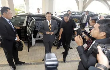  ??  ?? Abang Johari (second left) arrives at the DUN Complex.